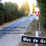 Venant de Saint Thomé, tournez dans l'impasse à gauche après les conteneurs.