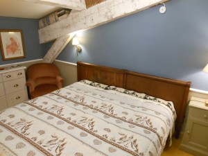 Chambre la provençale du gite la maison bleue, grande maison familiale en Ardèche