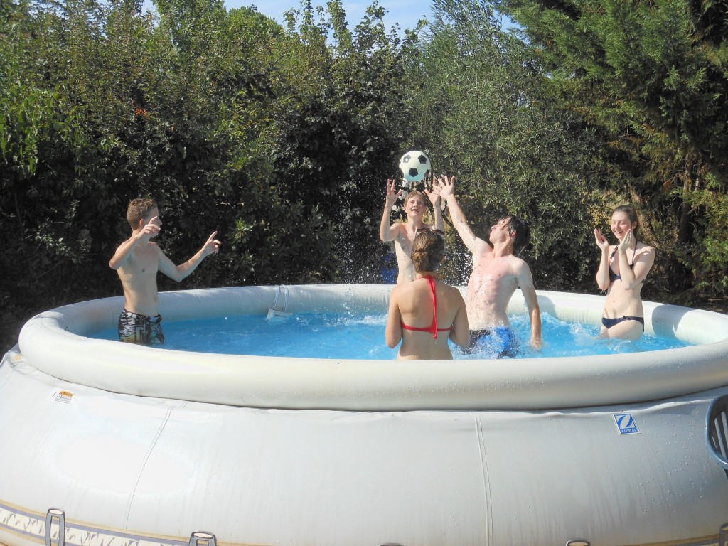Jeux d'eau à la piscine du gite de groupe en famille avec ses cousins