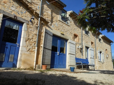 Façade du gite de groupe disponible à la location en Ardèche