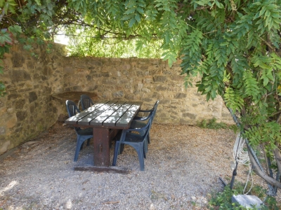 Une pause sous une petite pergola dans la cour du gite de groupe.