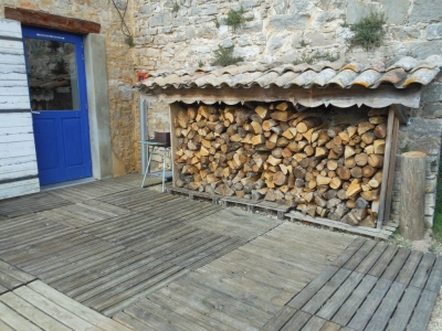 Votre pile de bois au pied du gite de groupe pour alimenter le poele.