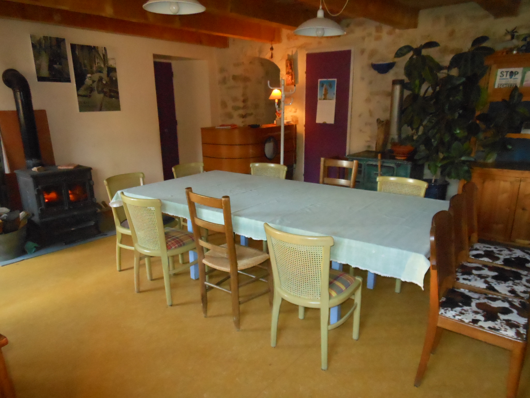 Salle à manger et poêle à bois de la maison bleue, gite familial de vacances en Ardèche.
