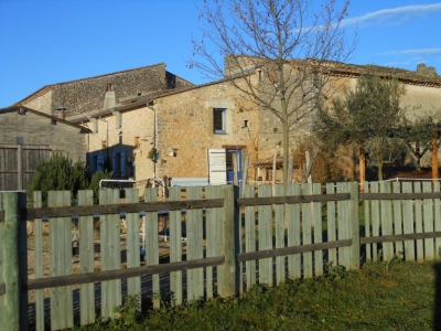 Le pignon du gîte de groupe vue depuis la prairie, le Mont Ventoux dans le dos.