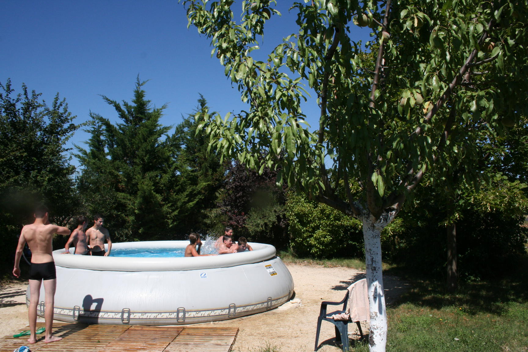 Piscine Zodiac disponible en été à la maison bleue en Ardèche