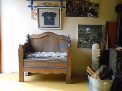 Banquette fabriquée en Ardèche, pour ce gite de groupe la maison bleue.