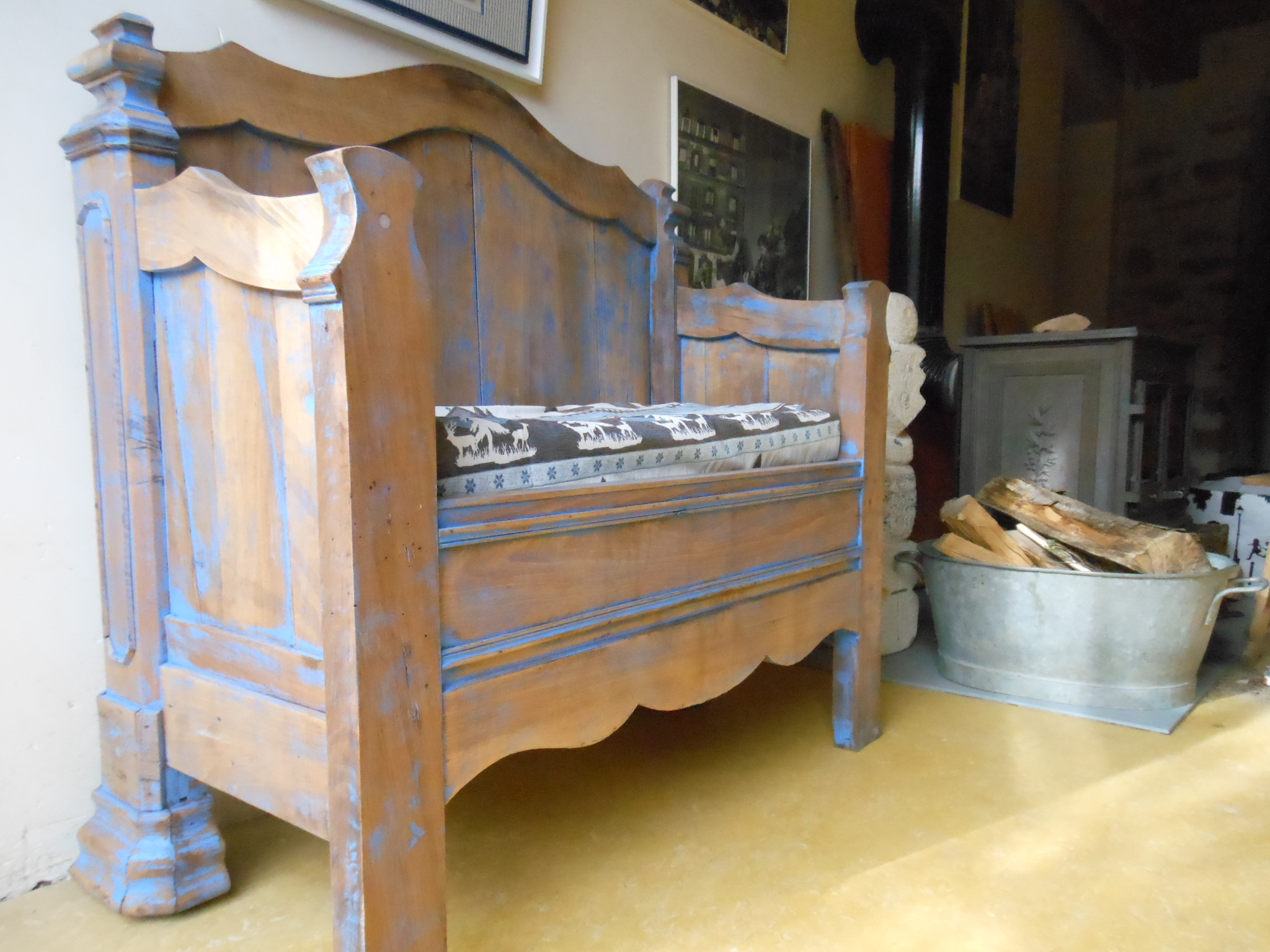 On enlève ses chaussures à l'entrée du gite la maison bleue en Ardèche. Enfin le moyen de s'assoir ! Fabrication ardéchoise de surcroit.