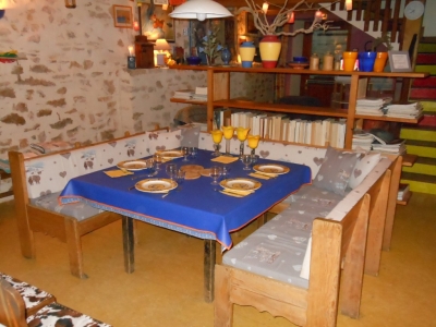 Dîner entre amis autour de cette table de la maison bleue.