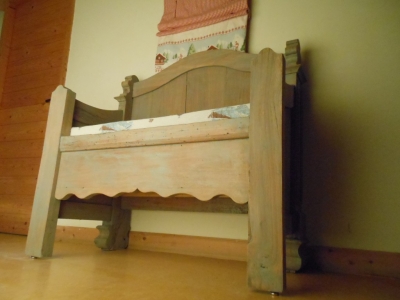 2 banquettes équipent le couloir des chambres, histoire de jouer à la tablette dans l'attente de prendre sa douche.