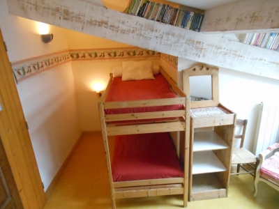 Coin des jeunes enfants dans la chambre La Montagne, face au grand lit des parents. Tout le monde est rassuré.