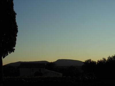 Contre jour sur la dent de Retz proche de la Maison Bleue en Ardèche.