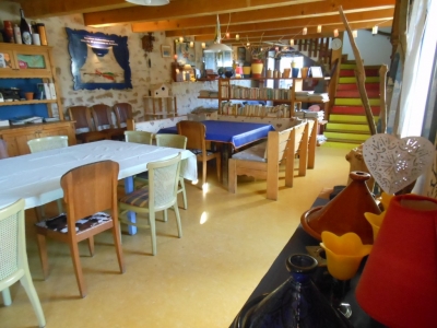 Salle à manger du grand gîte familial pour accueillir 15 amis, le temps d'un weekend en Ardèche à la maison bleue entre Montélimar et Vallon Pont d'Arc.