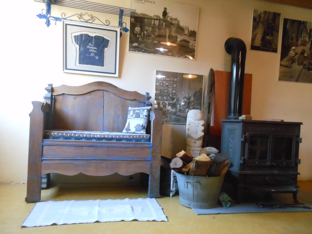 banquette d'accueil et poêle à bois - Location gîte de groupe février Ardèche