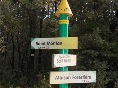 Poteau indicateur de randonnées près de Saint Montan en Ardèche
