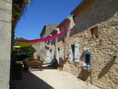 Ambiance de la cour du gîte la maison bleue en Ardèche