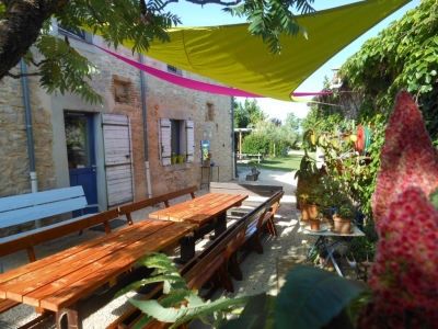 Ambiance de la cour du gîte la maison bleue en Ardèche