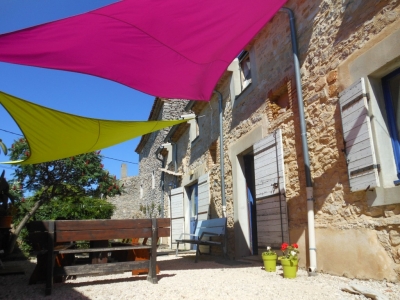 Sous le voile d'ombrage dans la cour du gite de groupe