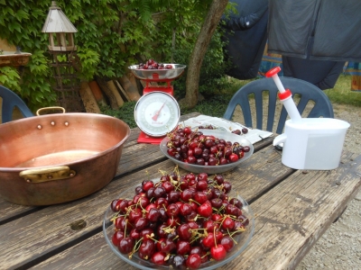 Confection de confiture de cerises à la maison bleue