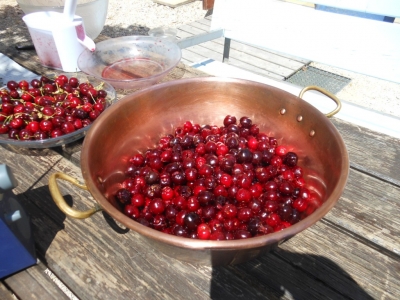 Confection de confiture de cerises à la maison bleue