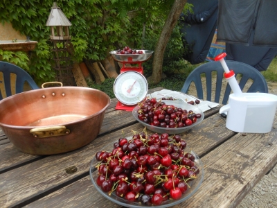 Confection de confiture de cerises à la maison bleue