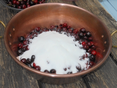 Confection de confiture de cerises à la maison bleue