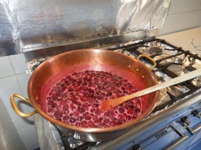 Confection de confiture de cerises à la maison bleue