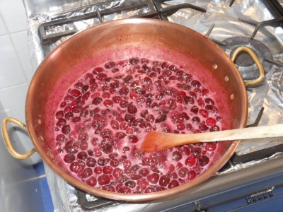 Confection de confiture de cerises à la maison bleue