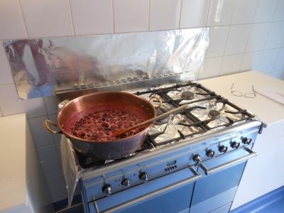 Confection de confiture de cerises à la maison bleue