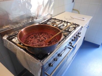 Confection de confiture de cerises à la maison bleue