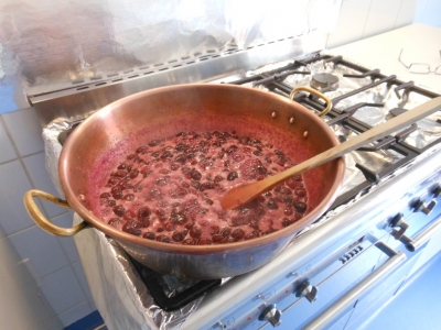 Confection de confiture de cerises à la maison bleue