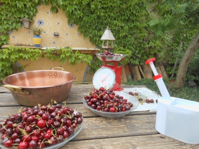 Confection de confiture de cerises à la maison bleue