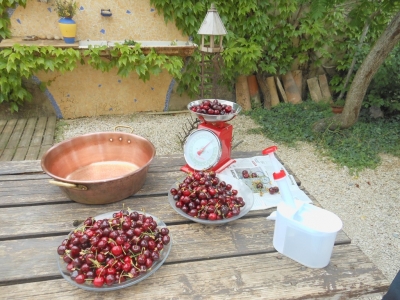 Confection de confiture de cerises à la maison bleue