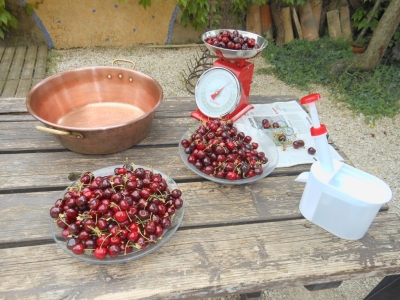 Confection de confiture de cerises à la maison bleue