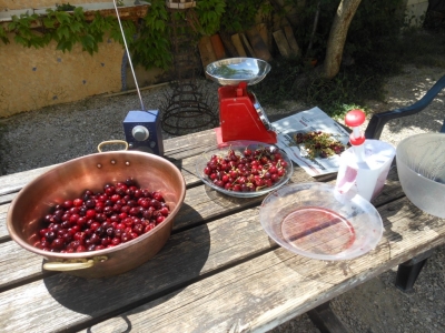 Confection de confiture de cerises à la maison bleue