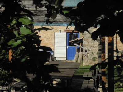 Le pignon de la maison bleue au soleil levant depuis la pergola