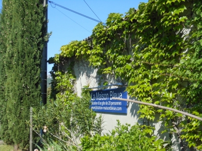Panneau d'accueil de la maison bleue sur le grand parking privé