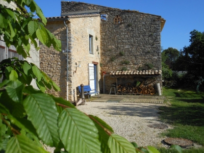 Pignon de la maison bleue au soleil levant.