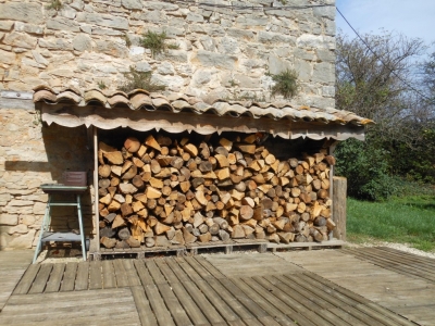 Tout est prêt pour affronter l'hiver - le poêle à bois de la maison familiale de vacances