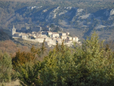 Le village perché de Gras, côté vallon.