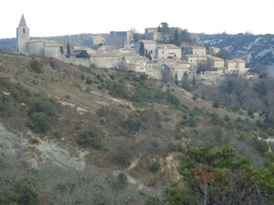 Le village perché de Gras, côté Gogne, en fin de journée.