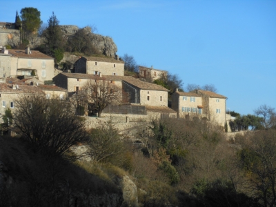 Le village perché de Gras, côté Gogne, en fin de journée.