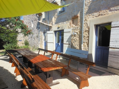 La cour du gîte de groupe la maison bleue en été