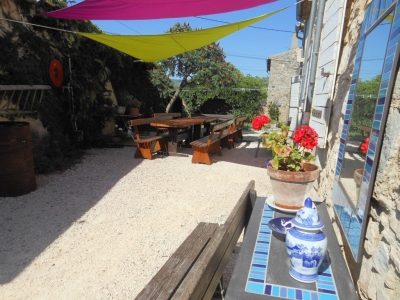 La cour du gîte de groupe la maison bleue sous les voiles d'ombrage