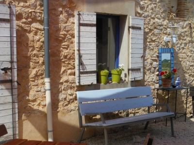 La cour du gîte de groupe la maison bleue