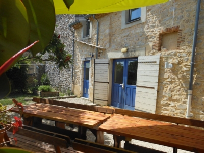 La cour du gîte de groupe la maison bleue pour un barbecue ou l'apéro