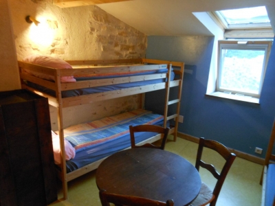 Le refuge, une des 5 chambres de la maison bleue en Ardèche.