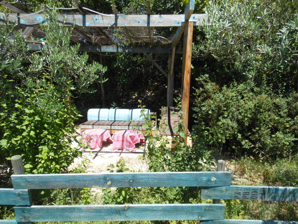 Profitez du salon de jardin du gite de groupe : bain de soleil et canapé