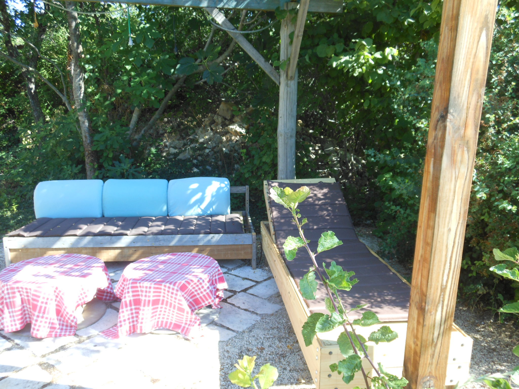 Profitez du salon de jardin du gite de groupe allongé sur le bain de soleil