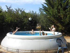 Jeux d'eau à la piscine du gite de groupe en famille avec ses cousins