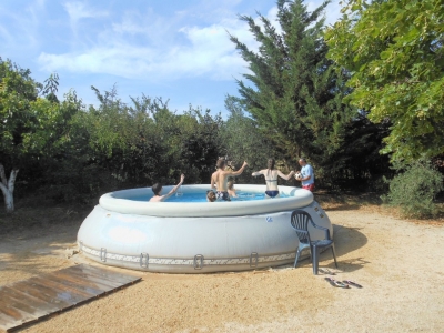 Jeux d'eau à la piscine du gite de groupe en famille avec ses cousines